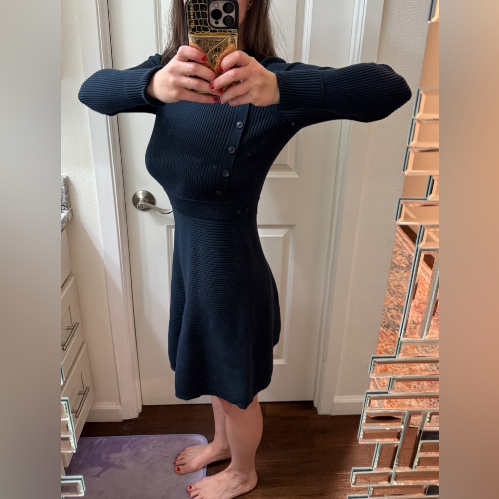 Banana Republic, Navy, Long-Sleeve Midi Dress, Size M. Flowy bottom, tight top